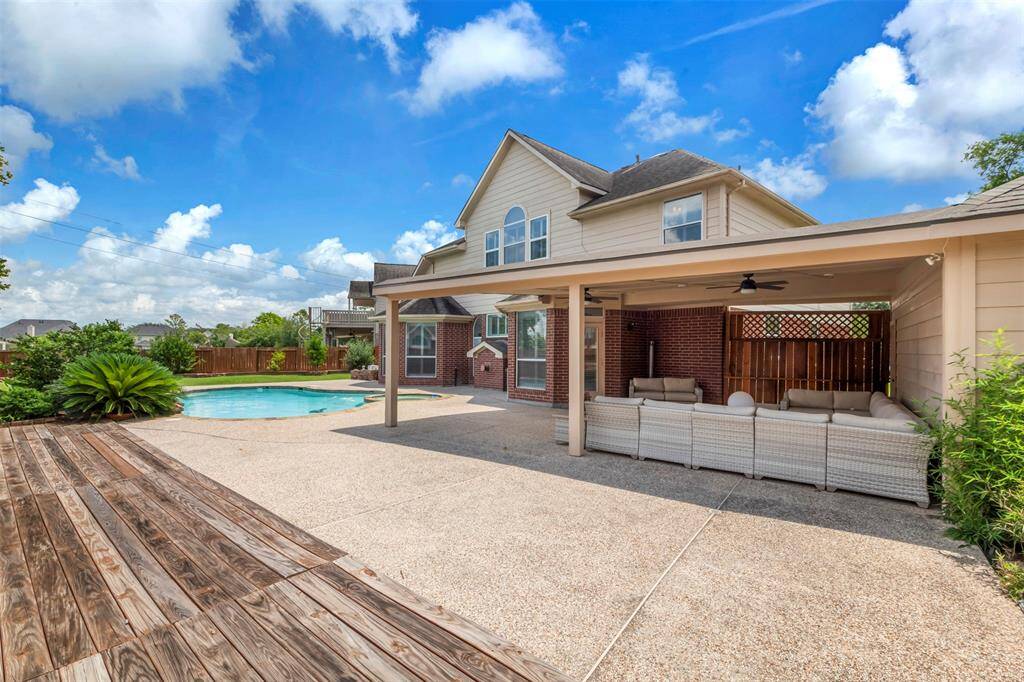 This backyard is ready for those hot summer days!