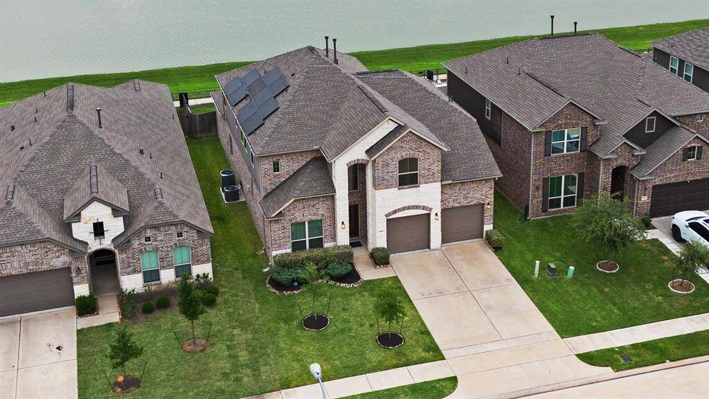 Welcome in to the long foryer with high ceilings, a few steps in and you will feel the "This is It" feeling.