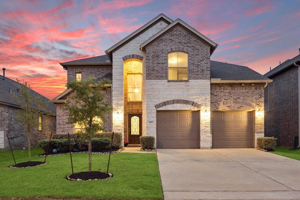 Large back yard with plush green gras.