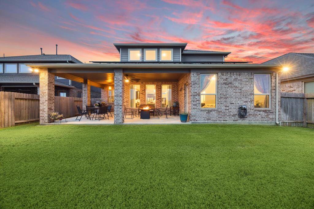 Drive up to this beauty and call it home. Brick and Stone colors say Hello curb appeal.