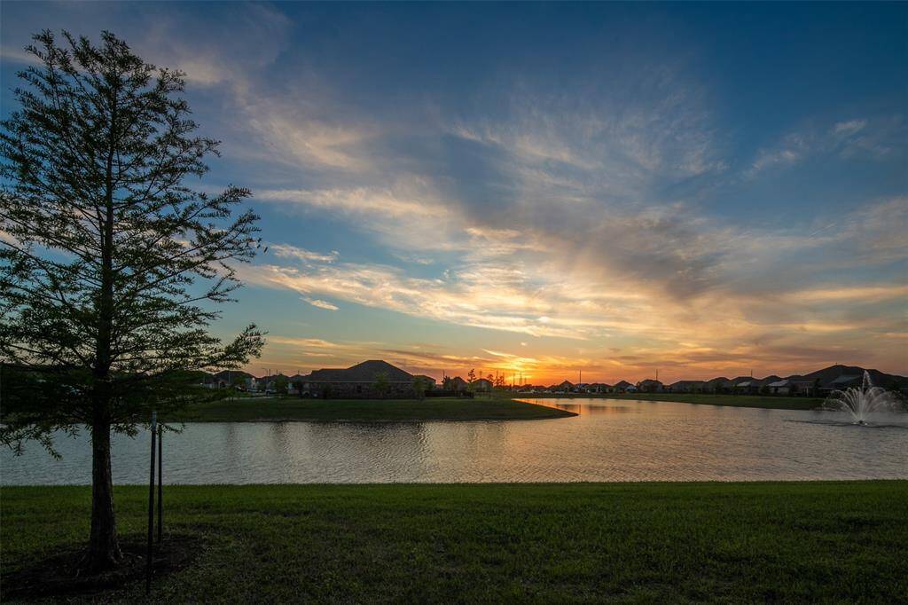 Lake front houese , beautiful sunset right at your backyard