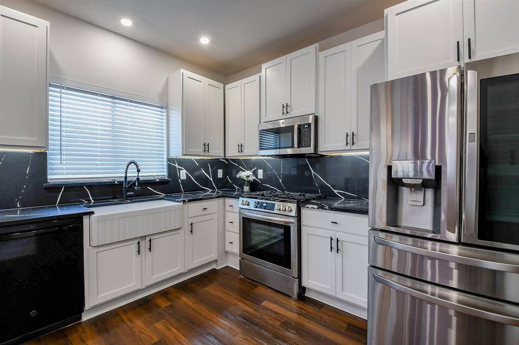 Stunning quartz counters in the kitchen!