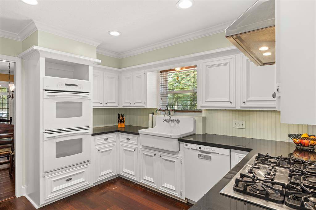 Double ovens and a gas stove