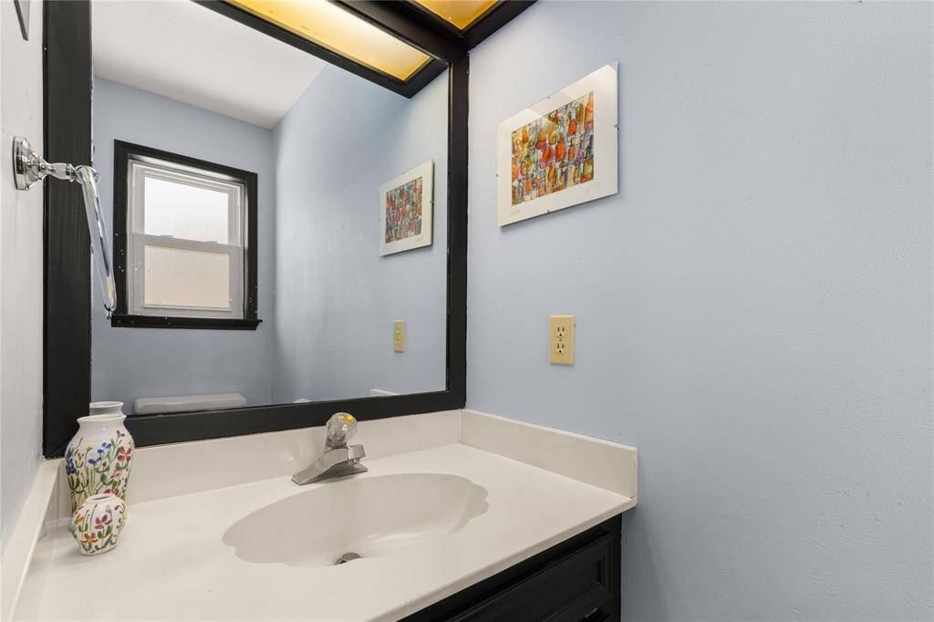 1/2 bath downstairs