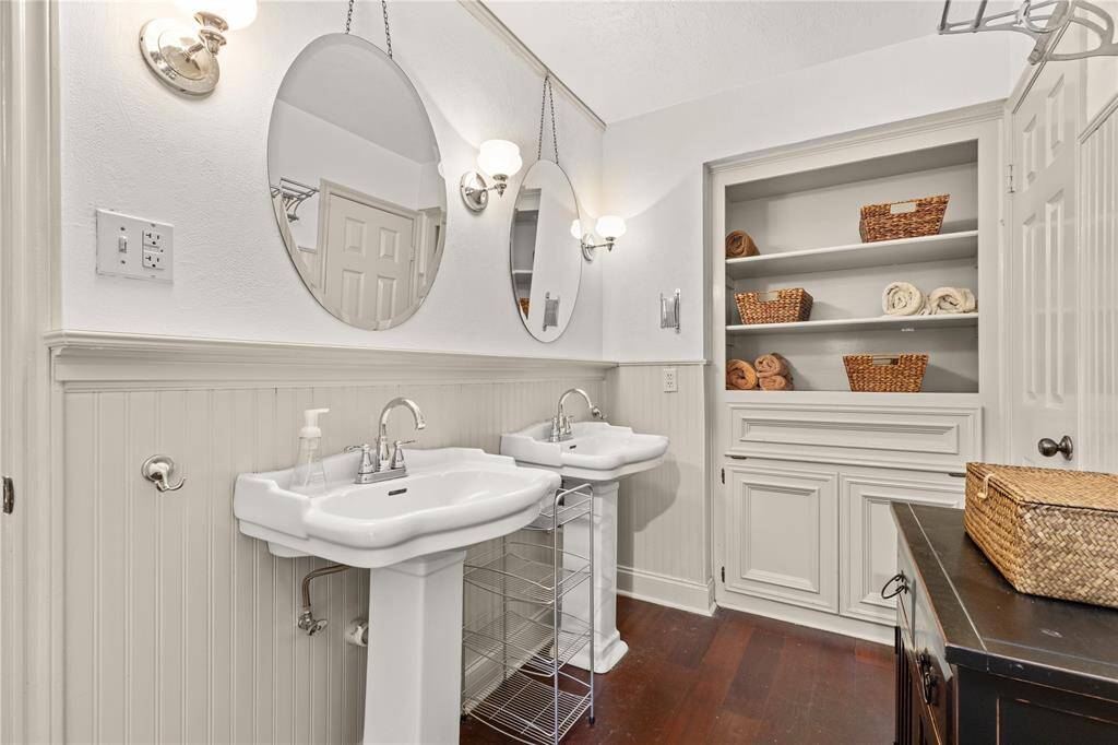 Double sinks- primary bath