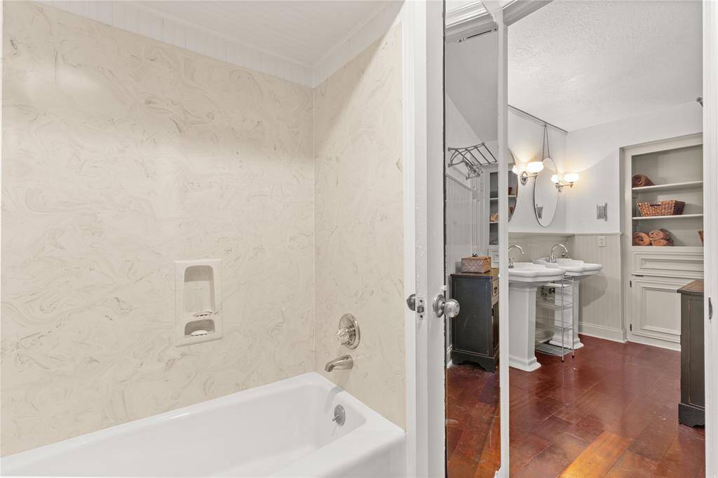 Primary bath separate tub