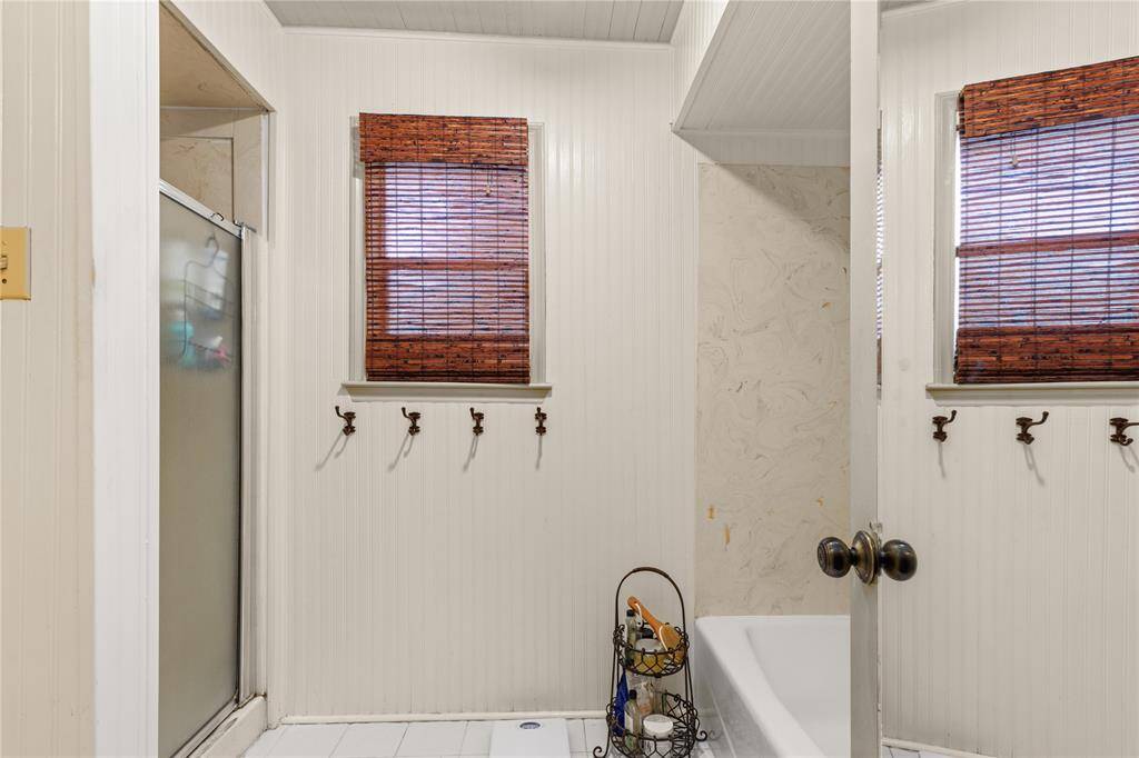Primary bath separate tub/shower
