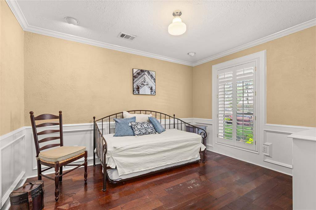 Secondary downstairs bedroom or flex space