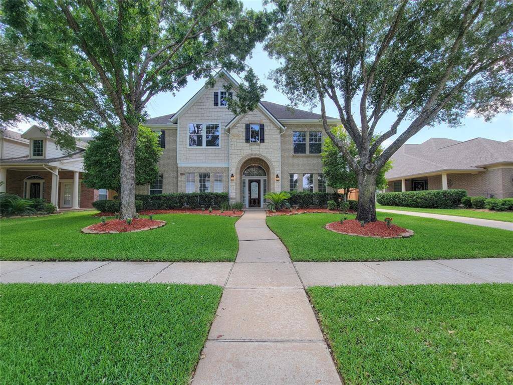 Great location, with in walking distance to neighborhood green-belt & walking trail.