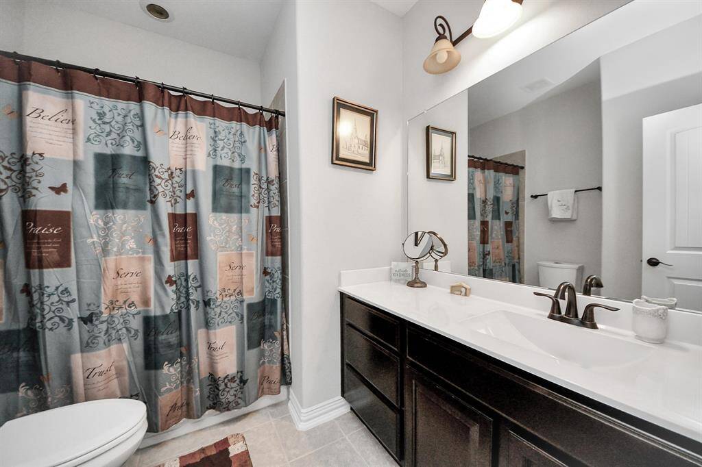 2nd floor full bathroom