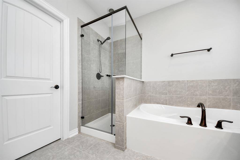 en-suite shower and soaking tub