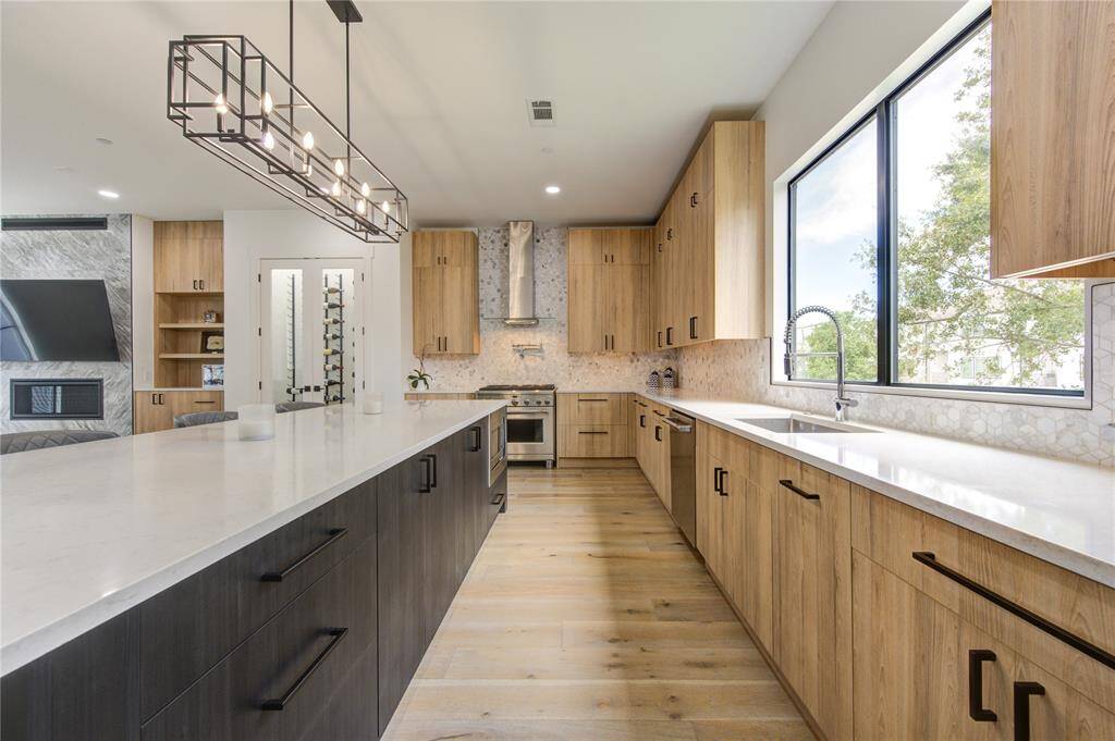 With such an expansive kitchen, this is perfect for hosting large gatherings.