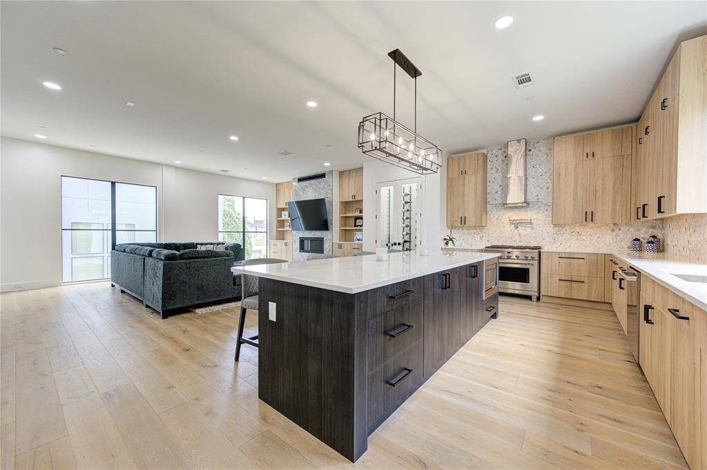 The Great Room encompasses the entire 2nd floor and provide easy flow to move about, whether you just chilling for the weekend or hosting a Superbowl party.