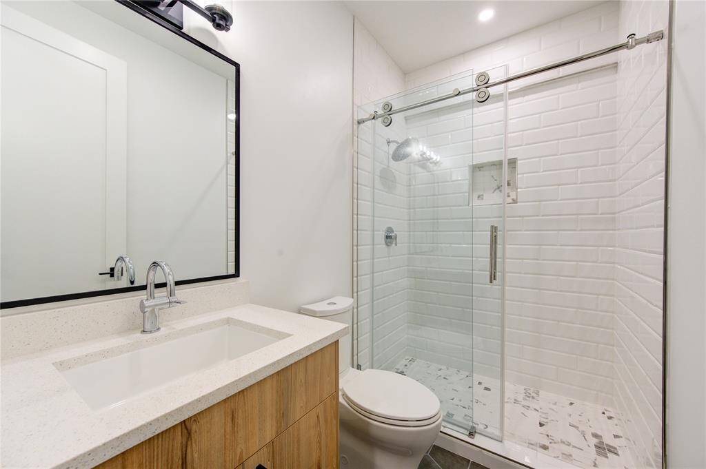 Full bath on the 4th floor.