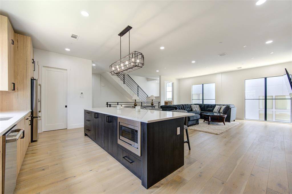 Can't you just imagine entertaining your guests in this awesome space?!? They will LOVE IT!