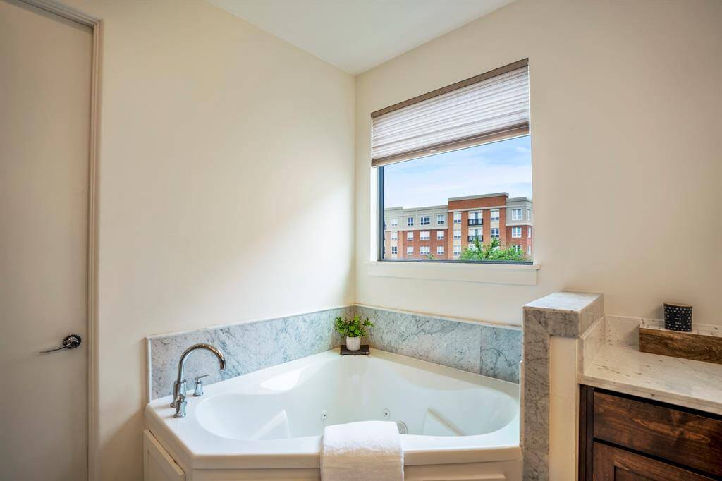 This bath also features a separate jetted tub with city views.