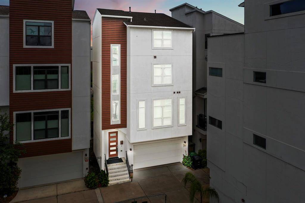 This is a 4-story, high energy efficient, single family home. Situated in a secluded enclave and conveniently located to River Oaks Shopping Center, Buffalo Bayou Park, Midtown & Downtown. If you are looking for a low maintenance, modern elegance, & a lock-and-leave lifestyle, this is the home for you!