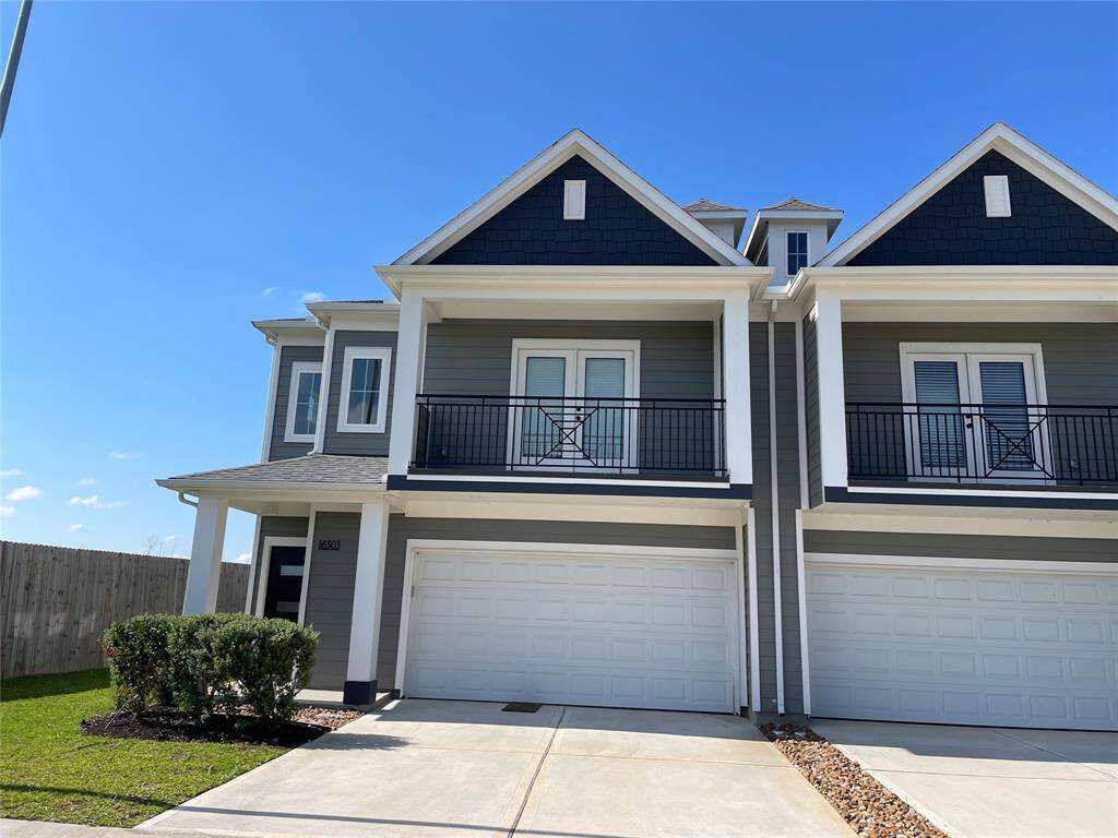 Corner unit Duplex with no side and back neighbours.