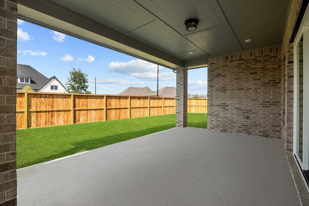EXAMPLE PHOTO: Large outdoor Living area