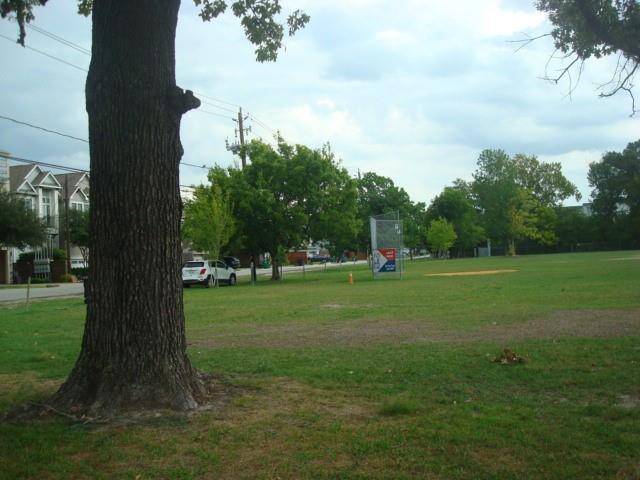 A nice greenery park nearby.