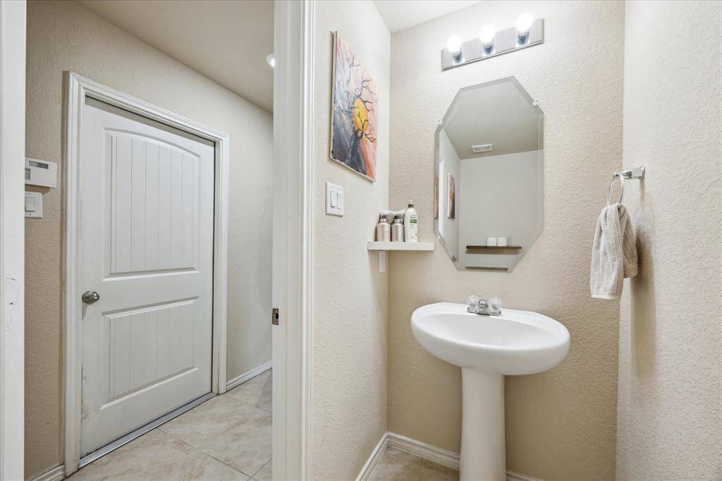 Powder room on 1st floor for guests