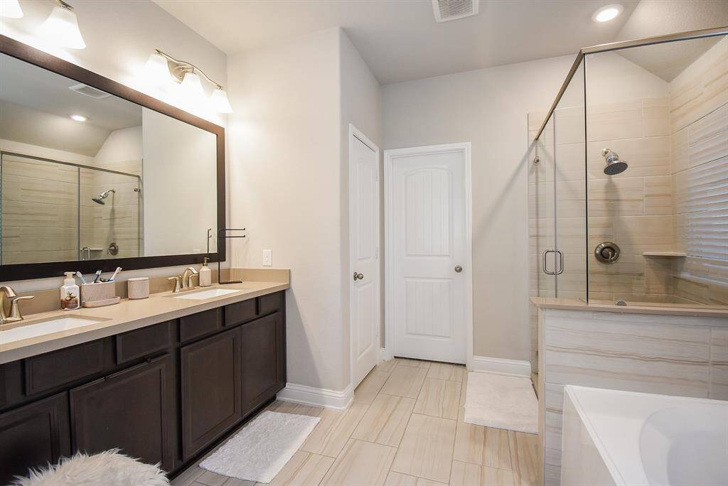 Double vanity, separate shower and tub. Walk in closet.