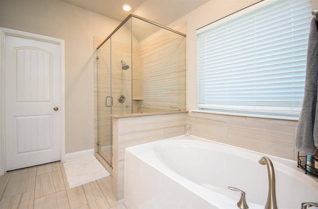 Neutral tones allow you to bring in your accent colors. The tub provides a good place to soak and relax. The winodow allows for natural lighting.