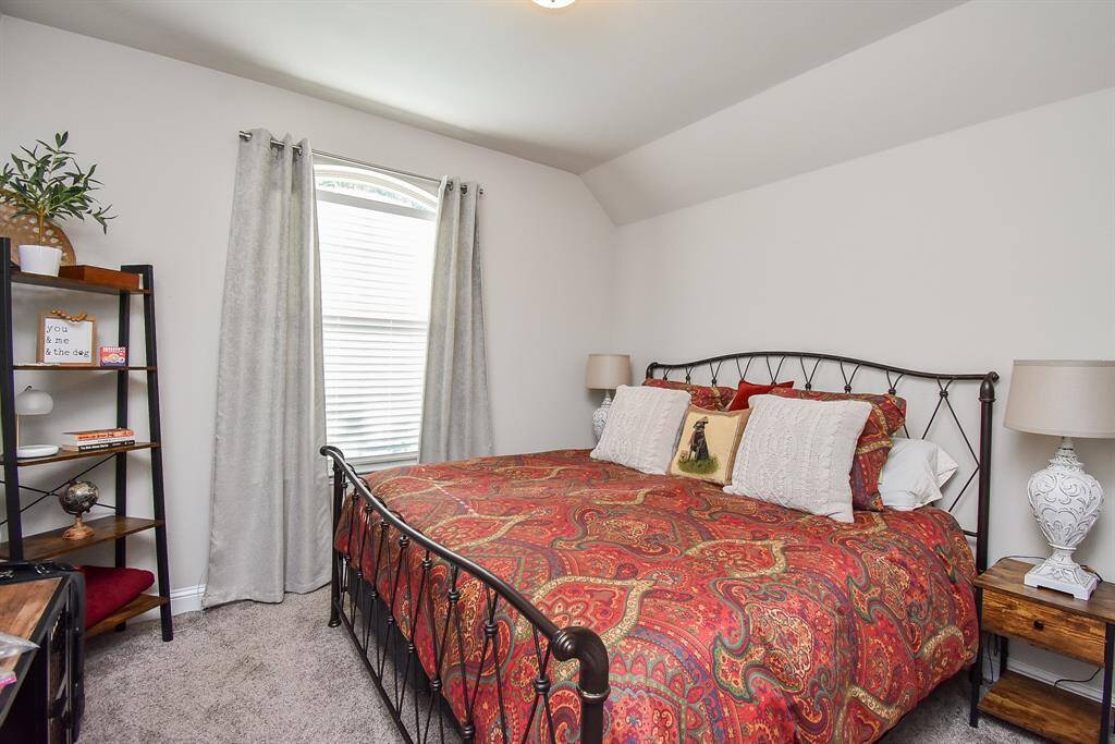 Secondary bedroon has plenty of space for guests or children.