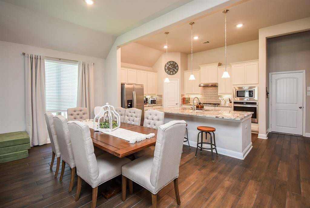 Casual dining has great space for tables of all sizes.