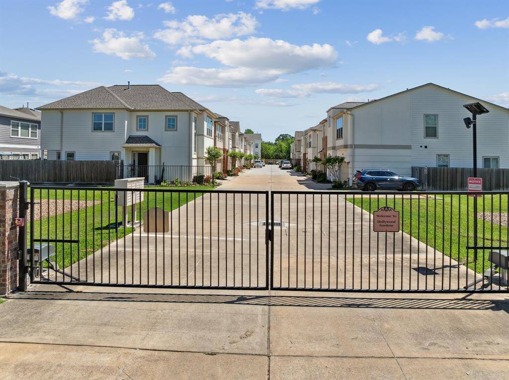 Gated community. You will love the neighbors.