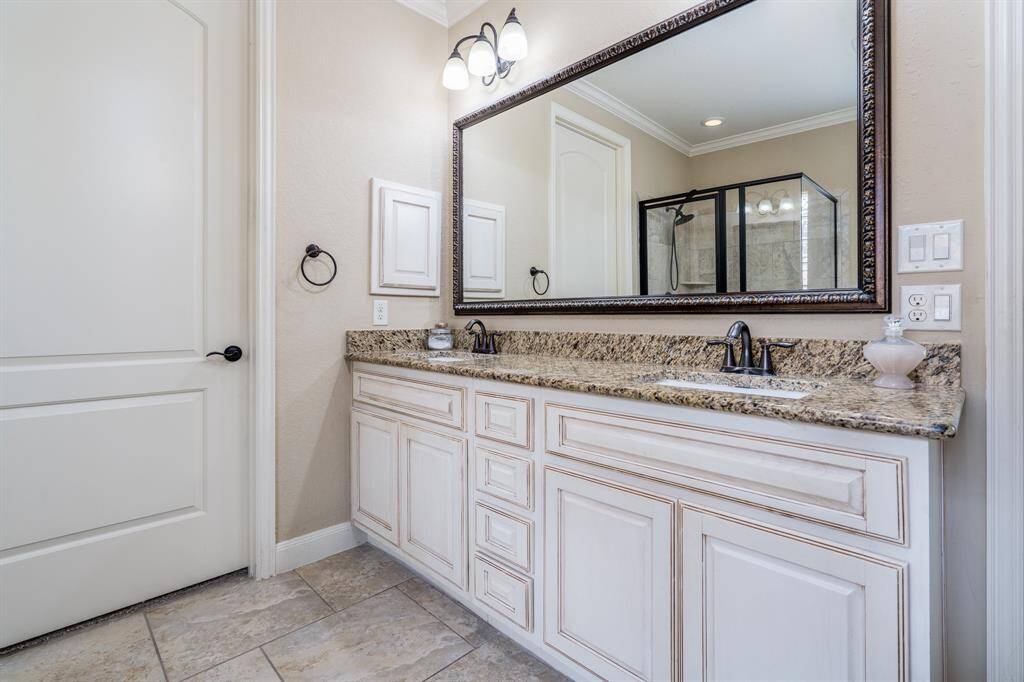 Dual vanities. Large walk in closet.