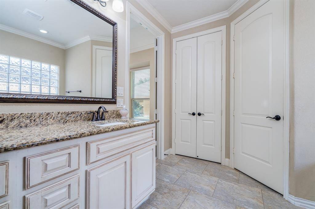 There is a nice size linen closet.
