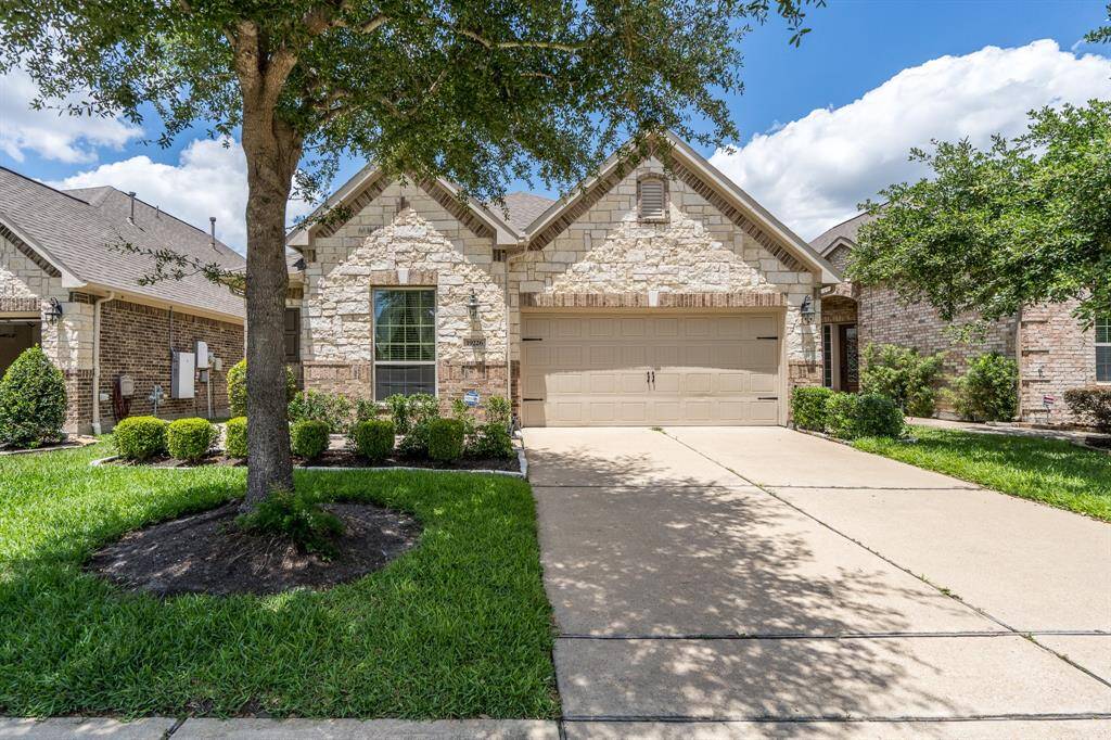 Beautiful landscaping. Front yard maintained by HOA.