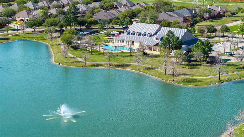 Boat right up. Don't have a boat, call the Towne Lake taxi to take you there.