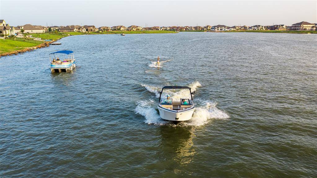 Ski boats and pontoon boats allowed on the lake, along with kayaks, paddle boards.