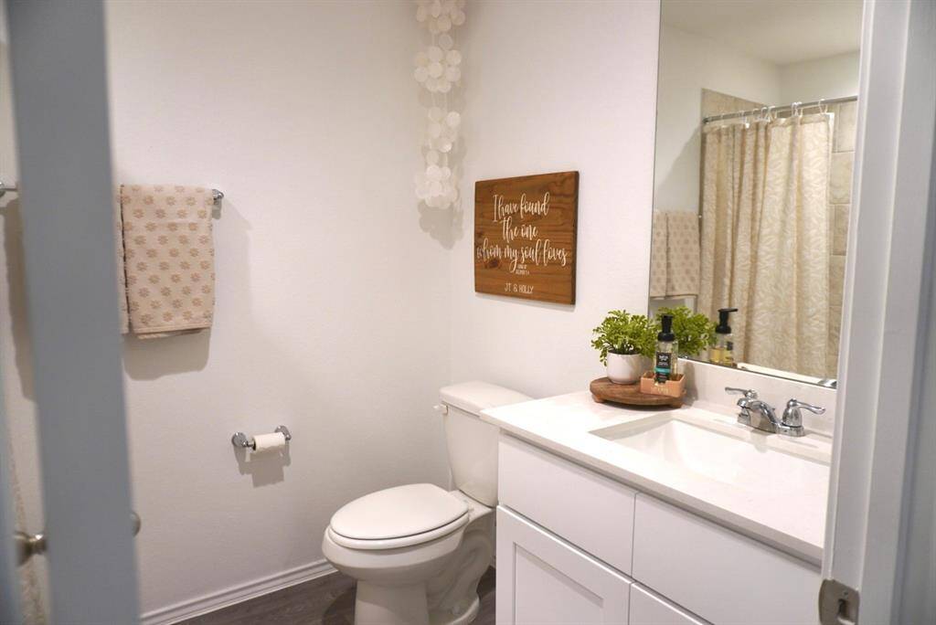 Hallway Full bathroom with tub
