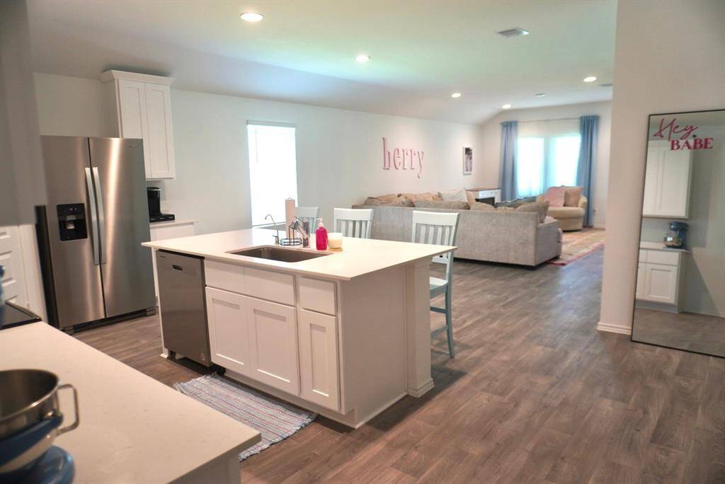 Breakfast bar and dining area