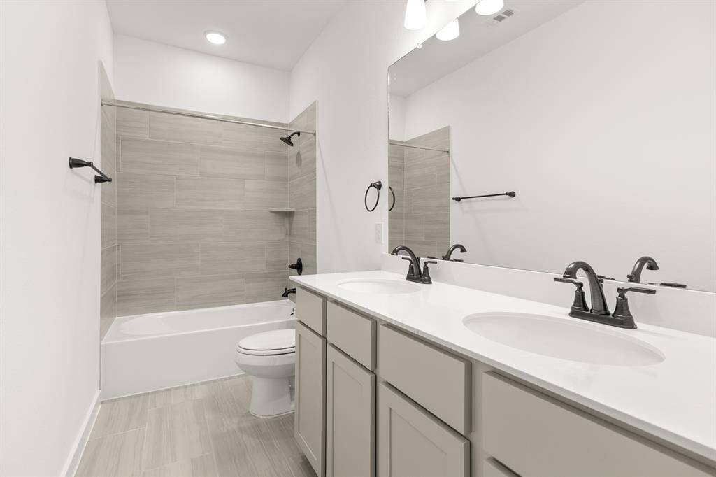Whether you’re hosting family and friends or for the kiddos, our secondary bathrooms invite you to relax, refresh, and feel right at home.