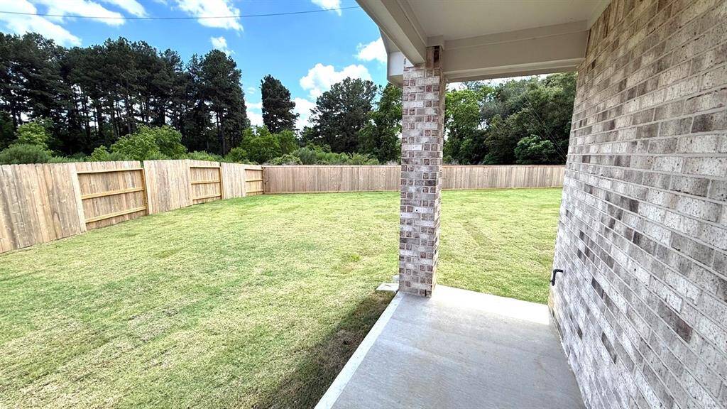 With this generously-sized yard, your dream pool can be designed to perfectly complement your lifestyle.