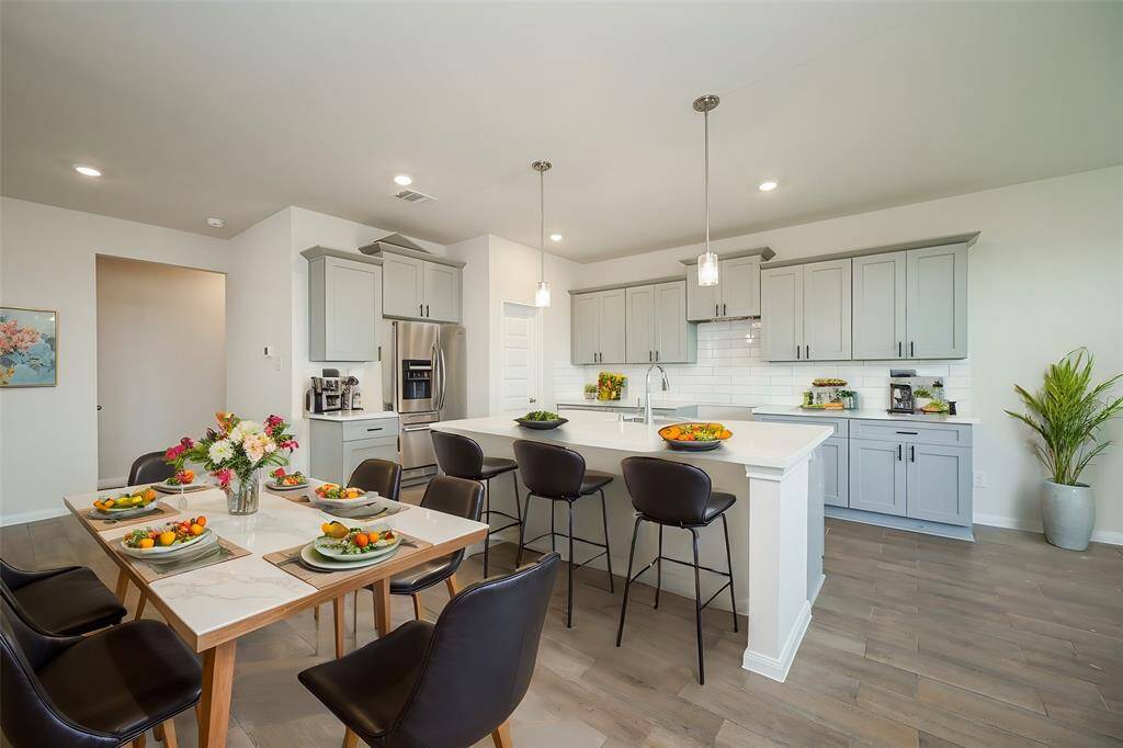 Keep it simple or dine formally in this lush area that suggests everyday applications and special entertaining times, too!