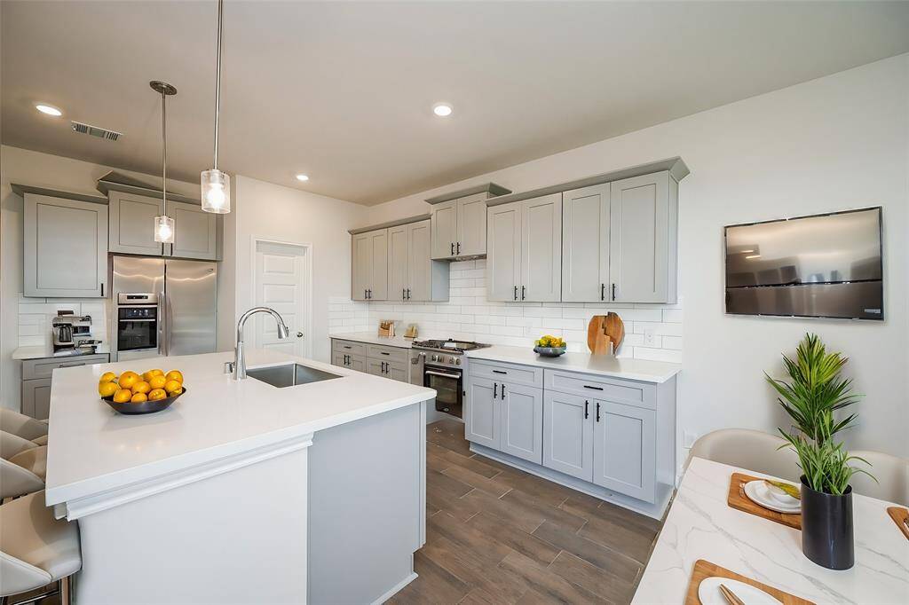 Create culinary magic, and at the same time, socialize here with family and friends gathered in open space.