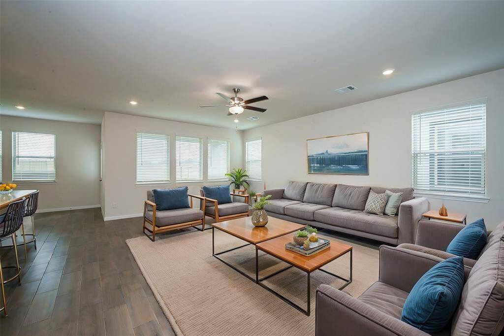 Walls of big windows bring pure natural sunshine into this amazing common space, with high ceiling and tons of wall/floor areas to place your treasured pieces.