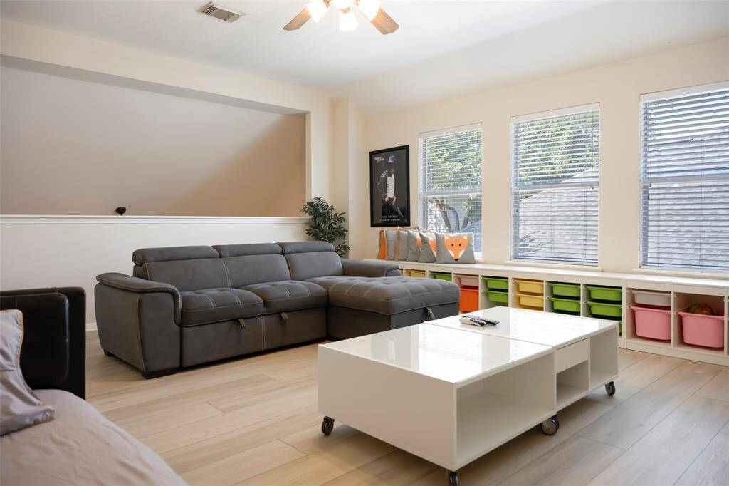 Ample natural light from three large windows. The space is ideal for relaxation and entertainment.