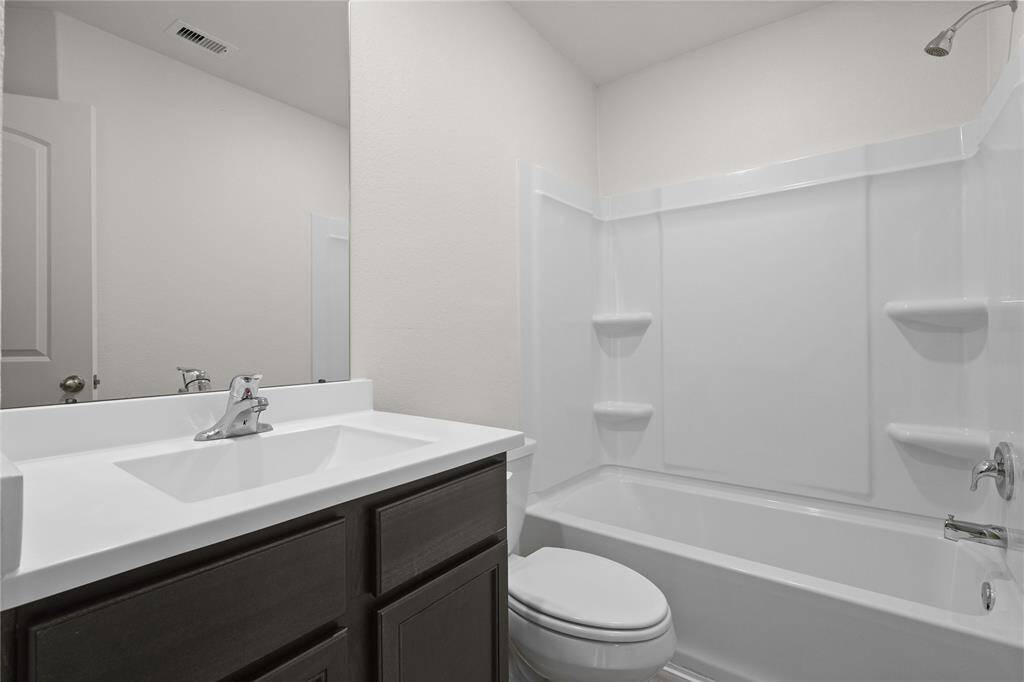 Guest Bathroom. Bathtub & shower combo