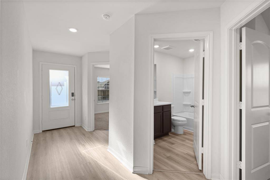 Foyer/EnWelcome guests into this bright, inviting foyer.try.
