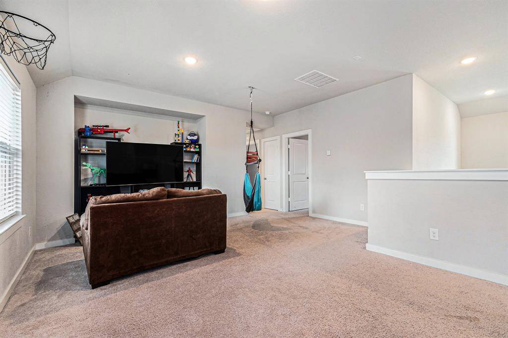 Huge Upstairs Family Room/Game Room
