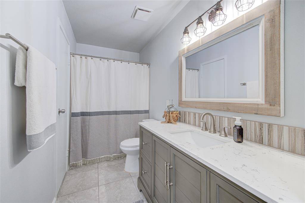 Upstairs Bathroom with Access to Secondary Bedroom