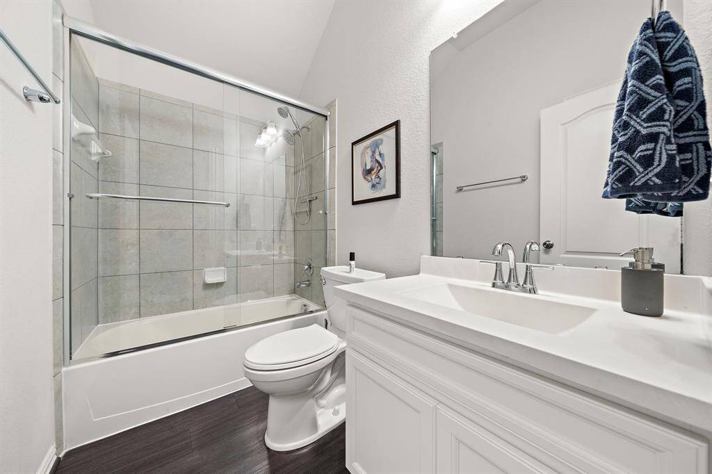 Stylish and spacious secondary bathroom with modern fixtures and a sleek design.