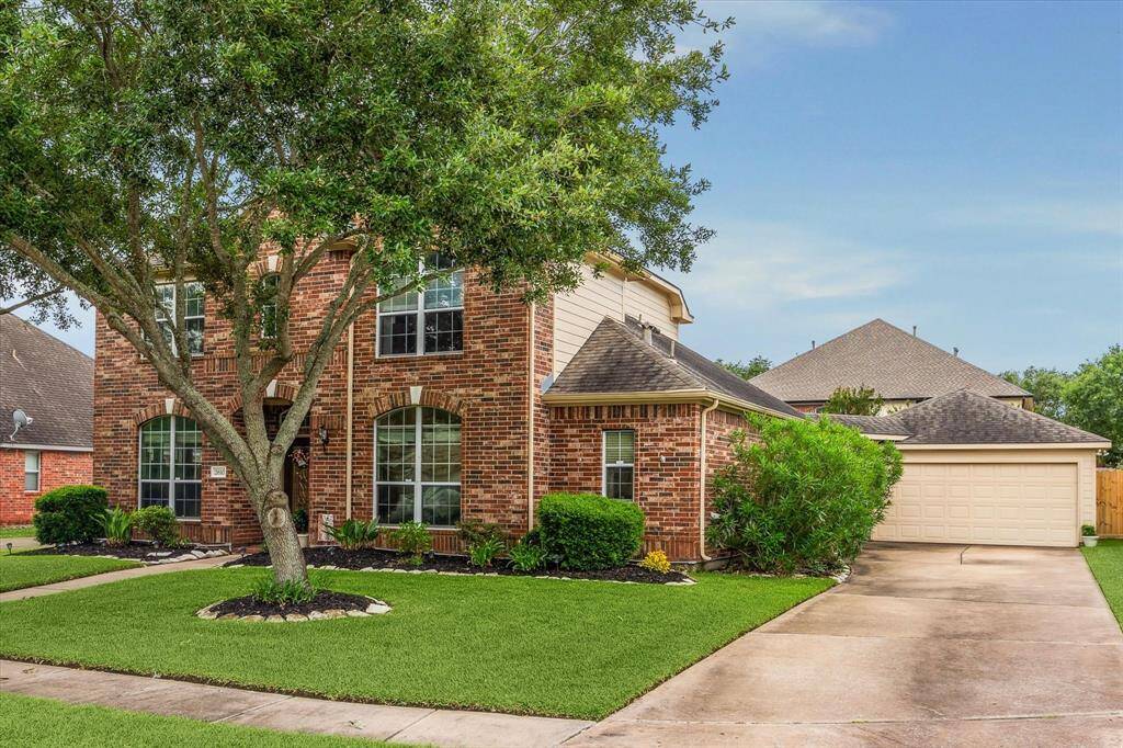 Incredible curb appeal with Mature Tree's, Vibrant Landscaping and Sprinkler System! BONUS ~ Fabulous Location ~ Zoned to Award Winning Pearland ISD ~ Easy Access to Beltway 8, 288 and I-45.