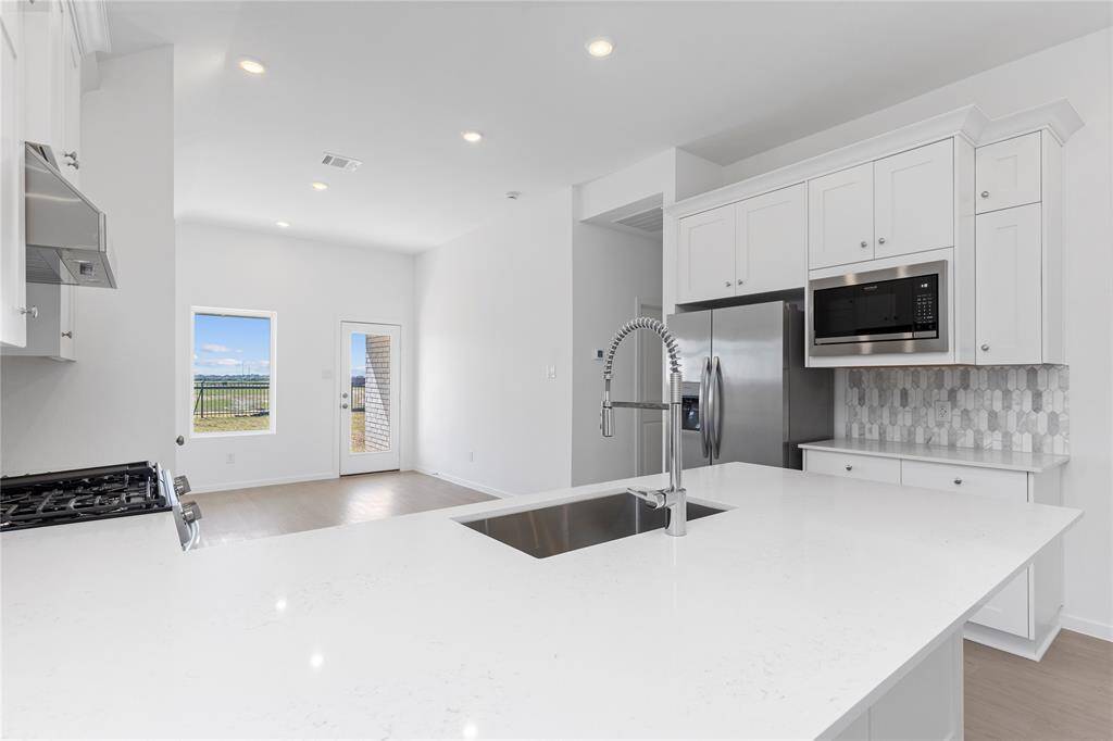 Stainless steel appliances all new!  Deep undermount sink with pull out swan kitchen faucet and more!
